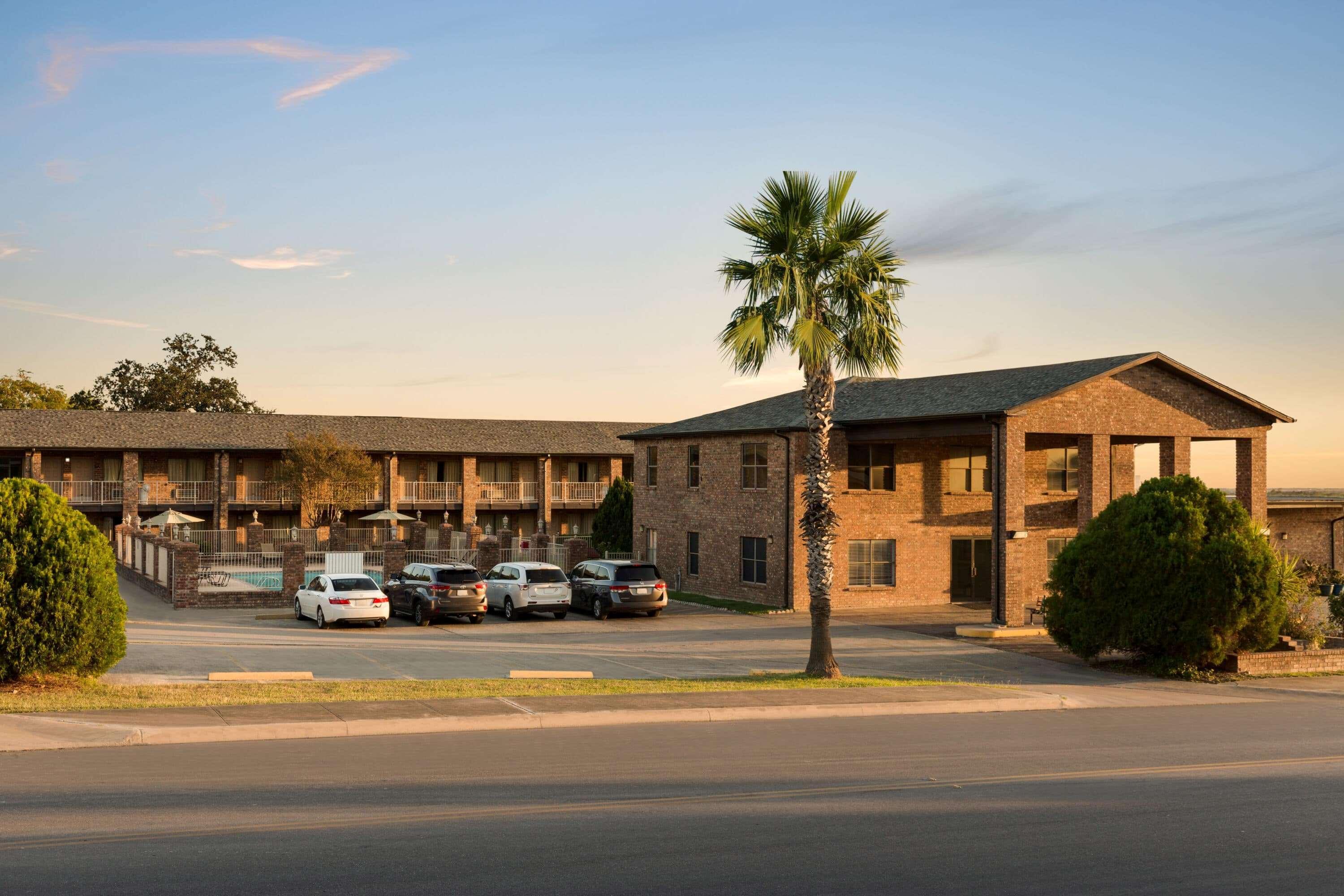 Super 8 By Wyndham Universal City Exterior photo