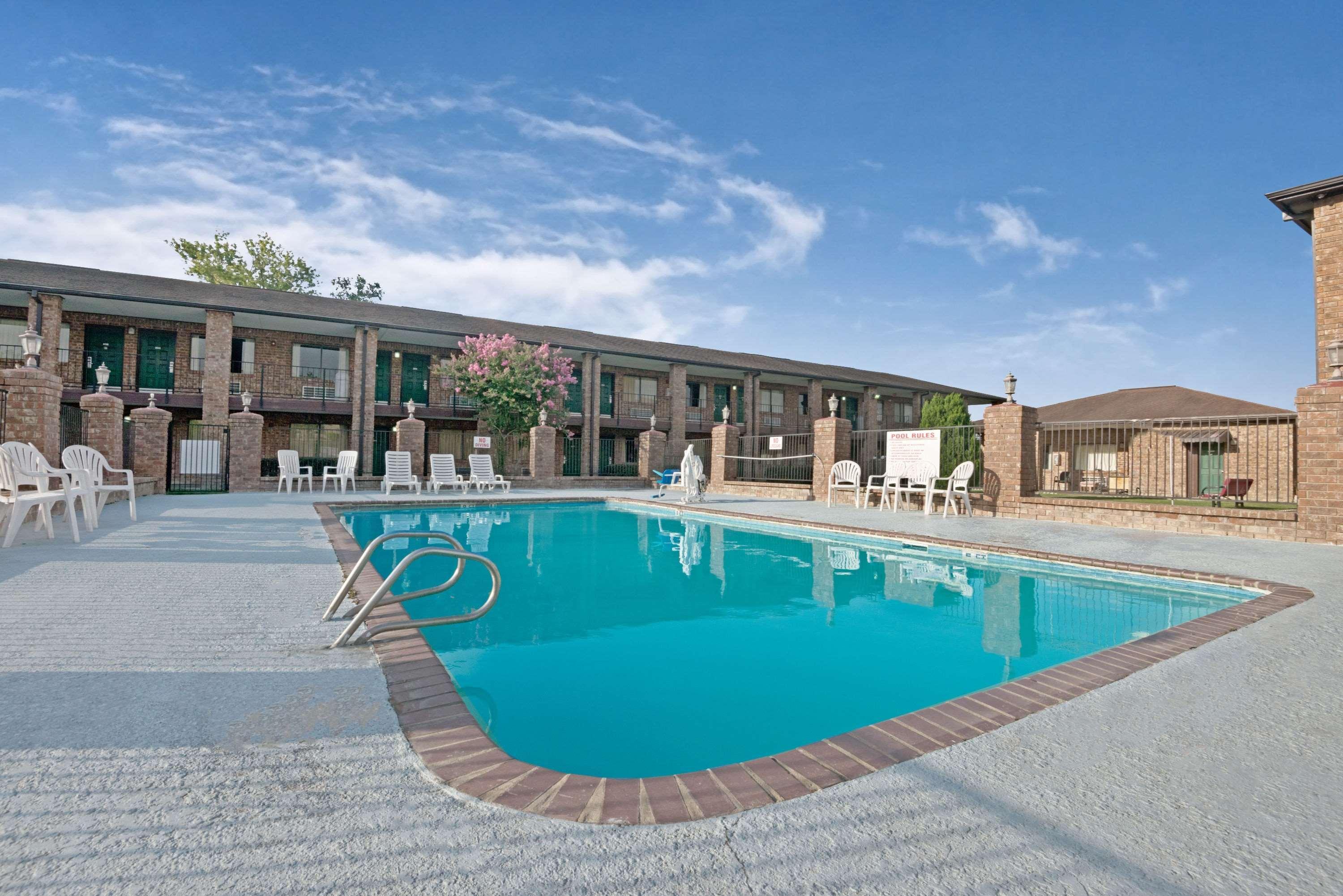 Super 8 By Wyndham Universal City Exterior photo
