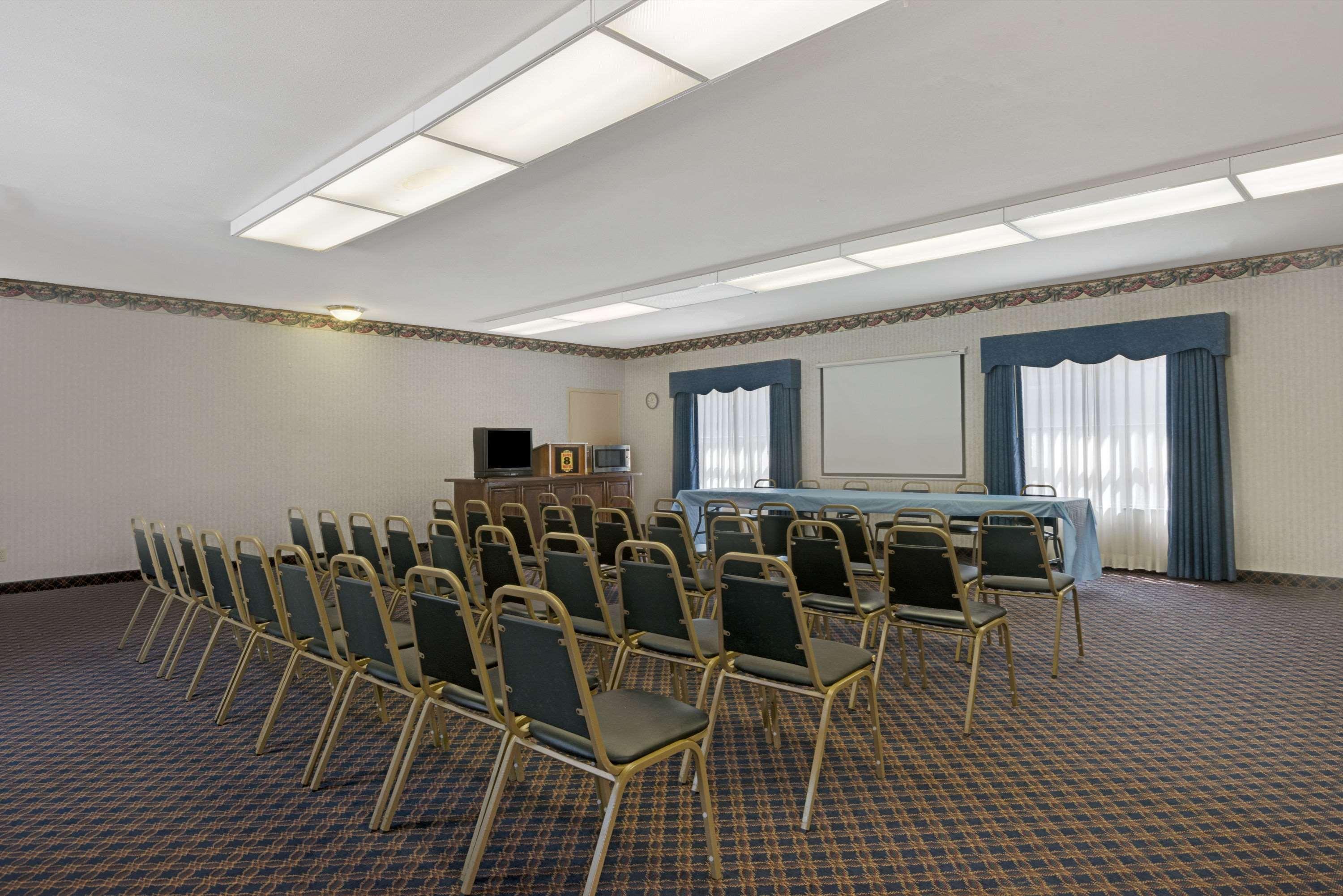 Super 8 By Wyndham Universal City Exterior photo