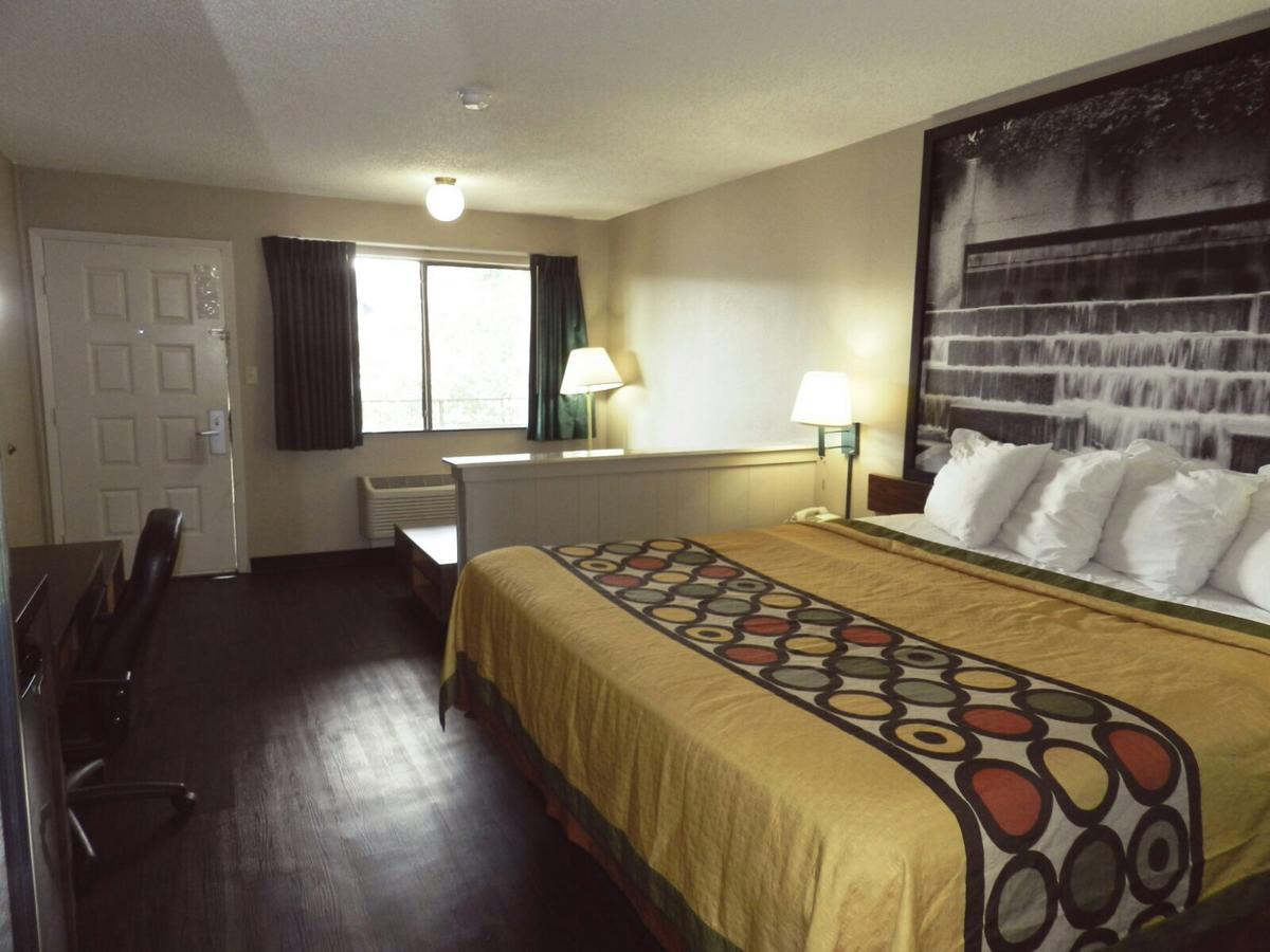 Super 8 By Wyndham Universal City Exterior photo