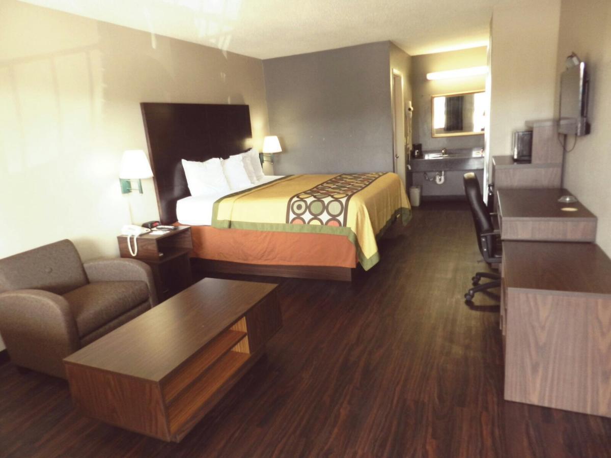 Super 8 By Wyndham Universal City Exterior photo