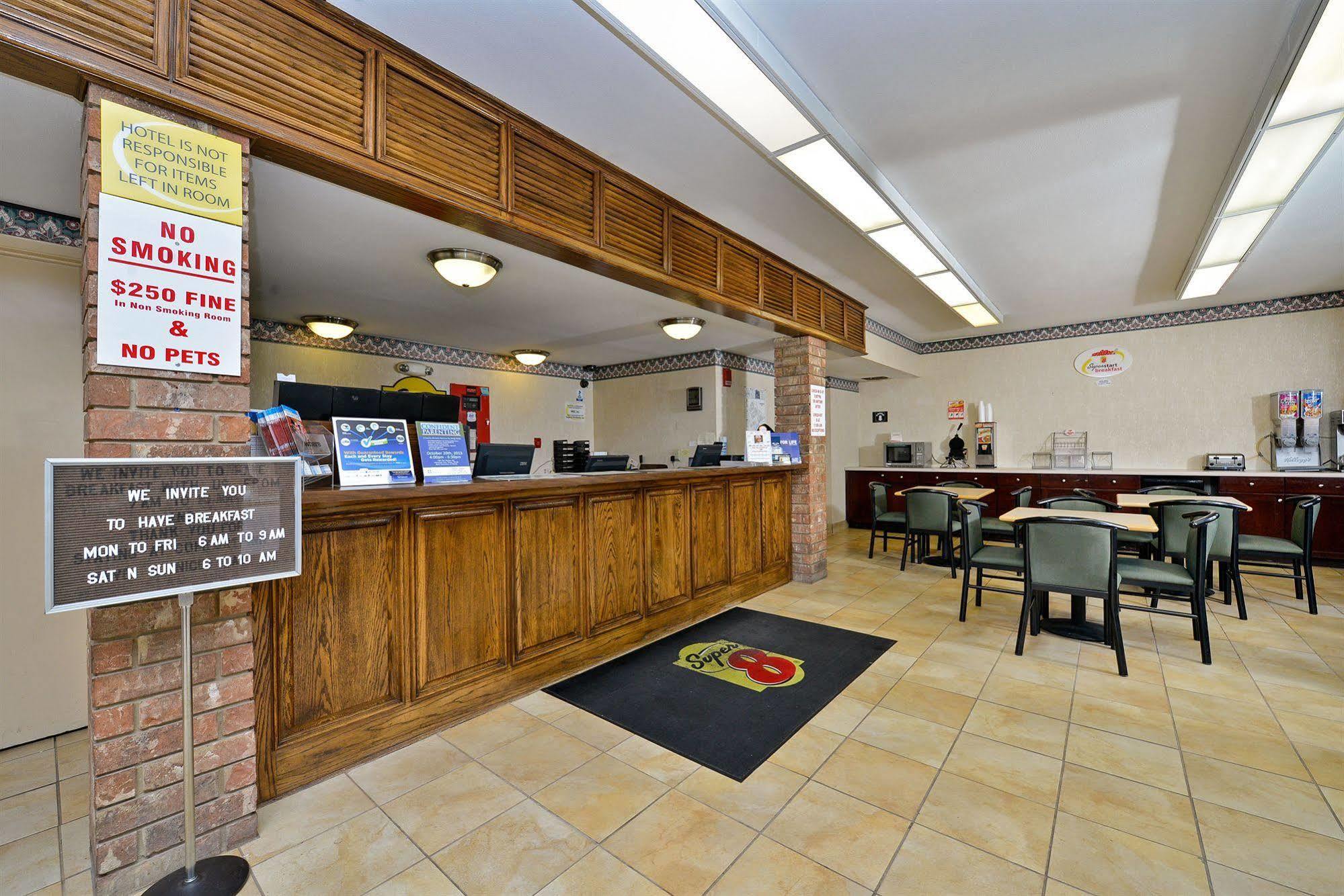 Super 8 By Wyndham Universal City Exterior photo