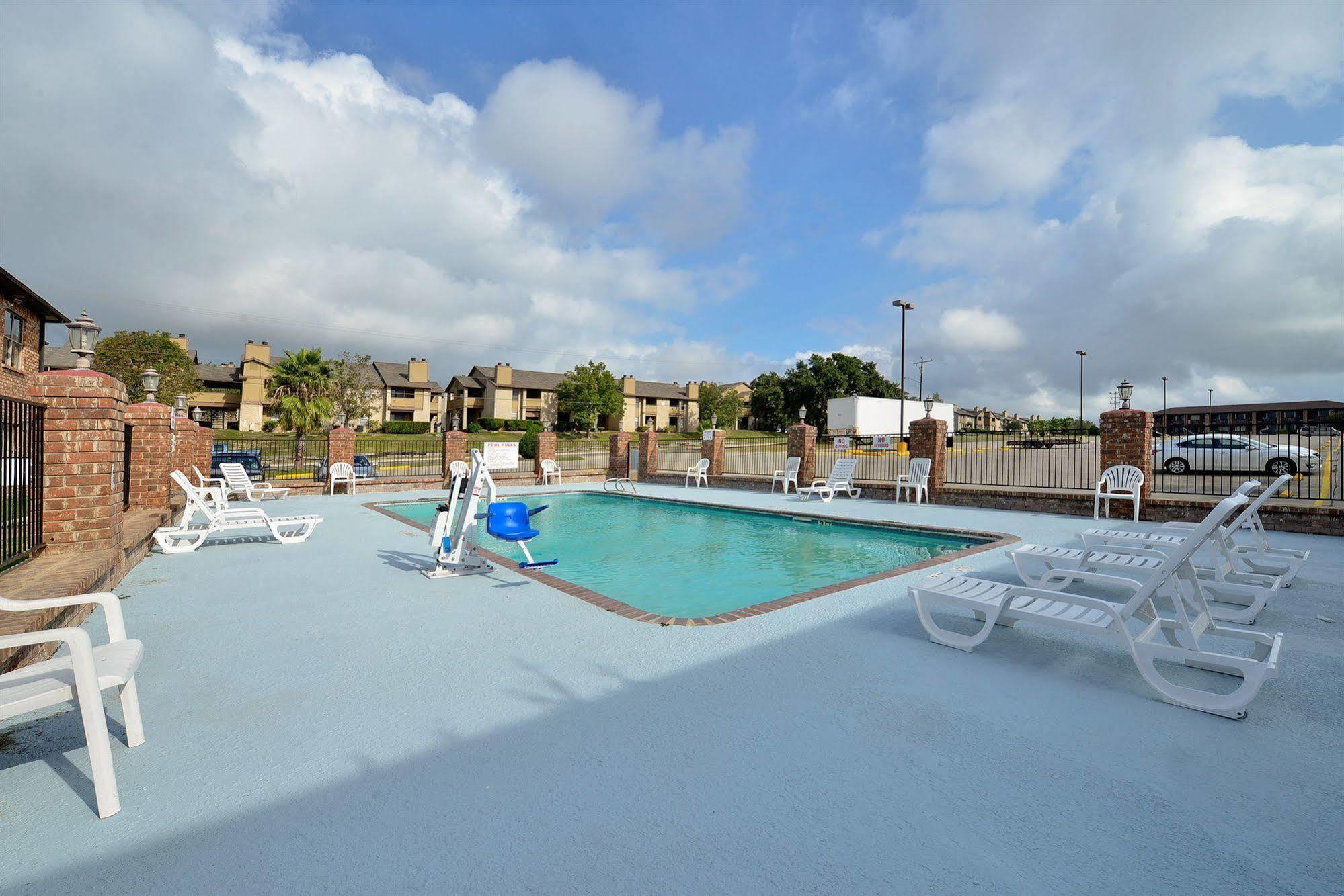 Super 8 By Wyndham Universal City Exterior photo