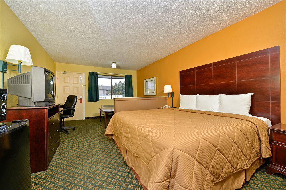Super 8 By Wyndham Universal City Exterior photo